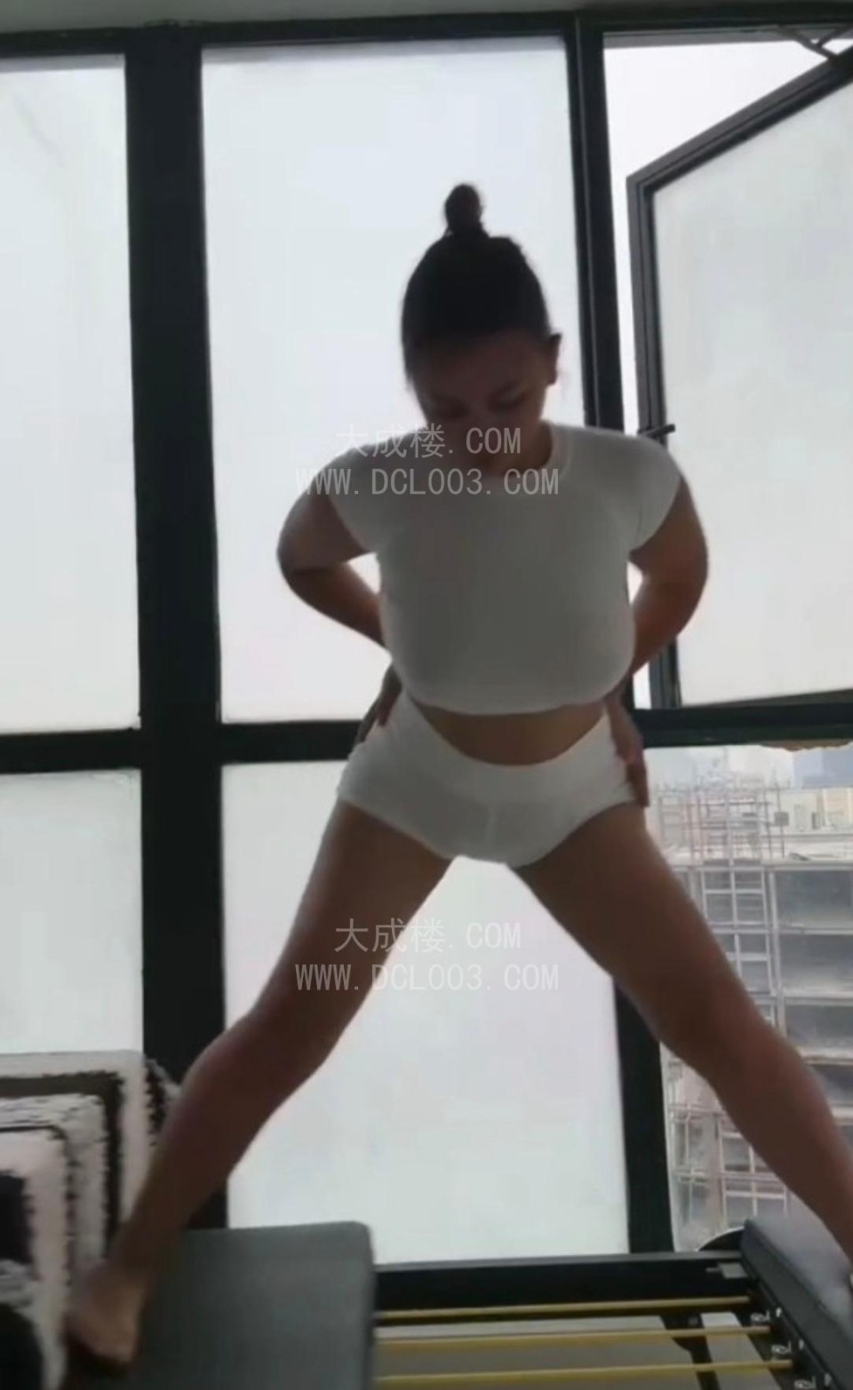静安中泰混血大胸美女