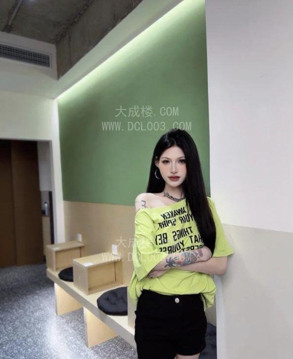 高挑纹身女菜菜
