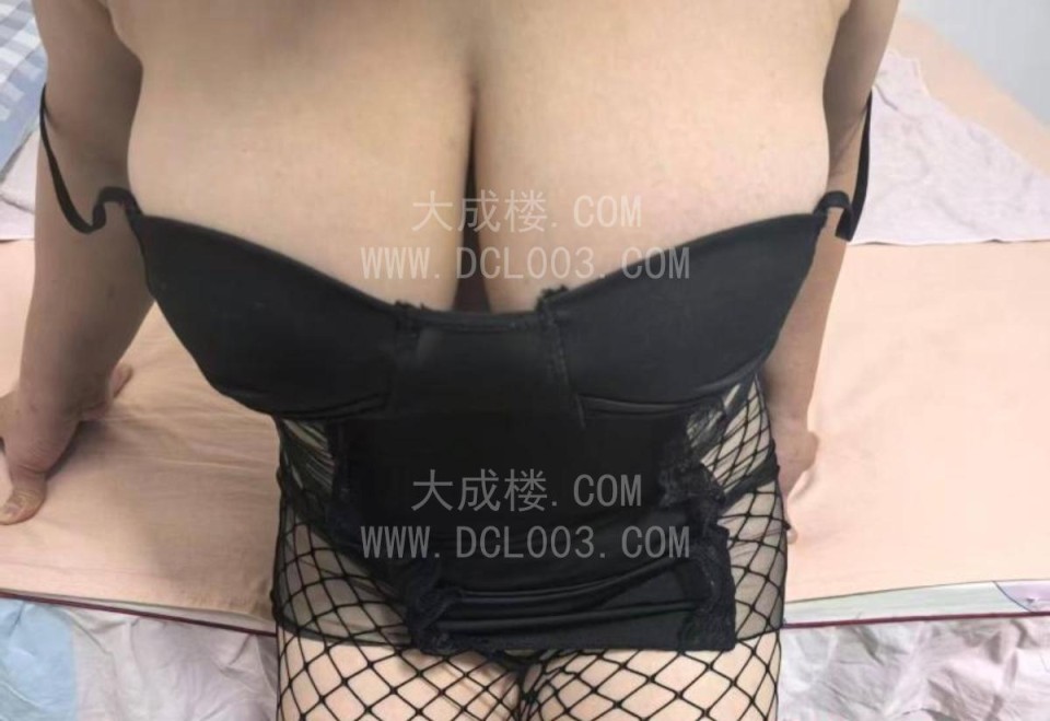 白云肥臀情趣少妇